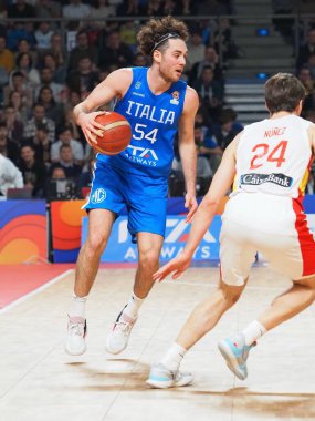 Alessandro Pajola (İtalya) 2023 FIBA Uluslararası Basketbol Takımları sırasında Juan Nunez Garcia (İspanya) tarafından mı engellendi? Dünya Kupası elemeleri - İtalya, Pesaro, İtalya 'da Vitifrigo Arena' da İspanya 'ya karşı, 11 Kasım 2022 - Fotoğraf: Savino Paolell