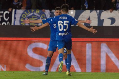 Parisi Fabiano Empoli, İtalya 'nın Empoli kentinde 11 Kasım 2022 tarihinde oynanan Carlo Castellani Stadyumu' nda oynanan Serie A maçında gol 2-0 'lık galibiyetini kutladı.