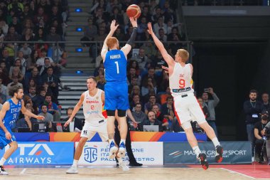 Niccolo Mannion (İtalya) 2023 FIBA Uluslararası Basketbol Takımları sırasında Alberto Diaz Ortiz (İspanya) tarafından engellendi. Dünya Kupası elemeleri - İtalya, Pesaro, İtalya 'da Vitifrigo Arena' da İspanya 'ya karşı, 11 Kasım 2022 - Fotoğraf: Savino Paolell