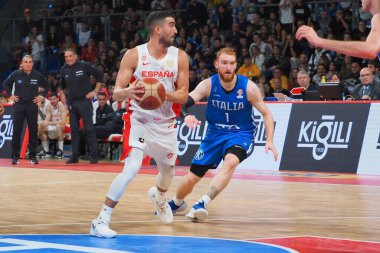 Jaime Fernandez Bernabe (İspanya), 2023 FIBA Uluslararası Basketbol Takımları sırasında Niccolo Mannion (İtalya) tarafından engellendi. Dünya Kupası elemeleri - İtalya, Pesaro, İtalya 'da Vitifrigo Arena' da İspanya 'ya karşı, 11 Kasım 2022 - Fotoğraf: Savino Paolell