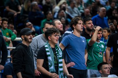 Panathinaikos Atina taraftarları, 11 Kasım 2022 'de Yunanistan' ın başkenti Atina 'da oynanan ve Panathinaikos Atina ile Cazoo Baskonia arasında oynanan karşılaşma olan Euroleague' de eğleniyorlar. - Fotoğraf: Stefanos Kyriazis / LiveMedi