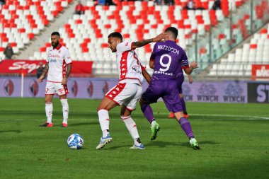 Mattia Maita (SSC Bari) ve Simone Mazzocchi (FC Sudtirol) İtalya 'nın Bari kentindeki San Nicola Stadyumu' nda oynanan SSC Bari-FC Sudtirol maçı sırasında, 12 Kasım 2022 - Fotoğraf: Emmanuele Mastrodonat