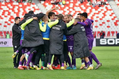 Fabian Tait (FC Sudtirol) 12 Kasım 2022 'de İtalya' nın Bari kentindeki San Nicola Stadyumu 'nda oynanan SSC Bari-FC Sudtirol maçında takım arkadaşlarıyla gol attıktan sonra kutluyor - Kredi: Emmanuele Mastrodonat