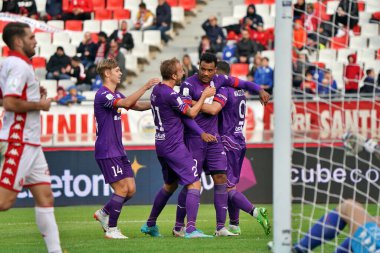 Raphael Odogwu (FC Sudtirol) 12 Kasım 2022 'de İtalya' nın Bari kentindeki San Nicola Stadyumu 'nda oynanan SSC Bari-FC Sudtirol maçında takım arkadaşlarıyla attığı golü kutluyor.