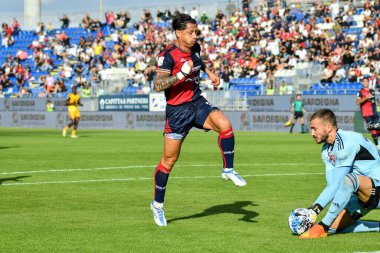 Cagliari Calcio 'dan Gianluca Lapadula, Pisa Spor Kulübü' nden Alessandro Livieri İtalya Serisi B maçında Cagliari Calcio-AC Pisa maçında Cagliari, İtalya 'daki Unipol Domus maçında, 12 Kasım 2022 - Fotoğraf: Luigi Can