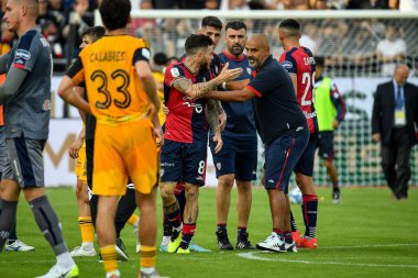 Cagliari Calcio 'dan Nahitan Nandez, Cagliari Calcio' dan Fabio Liverani Cagliari Calcio 'dan Mister of Cagliari B maçında Cagliari Calcio-AC Pisa maçı sırasında Cagliari, İtalya' daki Unipol Domus 'ta, 12 Kasım 2022 - Fotoğraf: Luigi Can