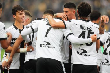 Adrian Benedyczak (Parma Calcio) İtalya 'nın Parma, İtalya' daki Ennio Tardini Stadyumu 'nda Parma Calcio ile AS Cittadella maçında 12 Kasım 2022' de kutlama yapıyor.