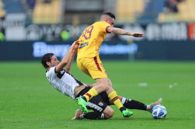 Giacomo Beretta (AS Cittadella) ve Franco Vazquez (Parma Calcio) İtalya 'nın Parma, İtalya' daki Ennio Tardini stadyumunda Parma Calcio vs AS Cittadella maçında, 12 Kasım 2022 - Fotoğraf: Luca Amedeo Bizzarr