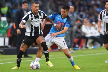 SSC Napoli 'den Hirving Lozano ve Udinese Calcio' dan Beto, Diego Armando Maradona Stadyumu 'ndan SSC Napoli ve Udinese Calcio arasında oynanan Serie A karşılaşmasında top için yarışıyor.
