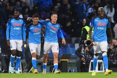 SSC Napoli 'den Eljif Elmas, Diego Armando Maradona Stadyumu' nda SSC Napoli ve Udinese Calcio arasında oynanan Serie A karşılaşmasında takım arkadaşlarıyla kutlama yaptı.