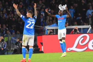 SSC Napoli 'den Victor Osimhen, Diego Armando Maradona Stadyumu' nda oynanan SSC Napoli-Udinese Calcio maçında eğrinin altındaki yarışın sonunda sevinçten havalara uçuyor.