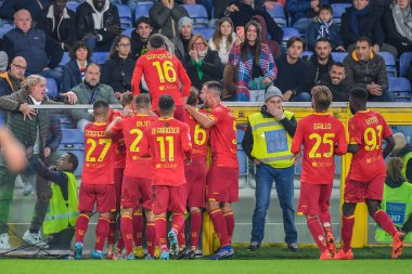 Lecce takımı İtalya 'nın Cenova kentindeki Luigi Ferraris Stadyumu' nda oynanan UC Sampdoria maçında attığı 0-1 'lik golü kutluyor.