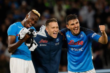 Napoli Piotr Zielinski 'den Victor Osimhen Napoli Eljif Elmas, İtalya' nın Napoli kentinde 12 Kasım 2022 'de oynanan Diego Armando Maradona Stadyumu' nda oynanan SSC Napoli ve Udinese Calcio maçının bitişini kutluyor.