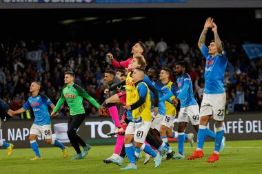 Napoli 'nin oyuncuları İtalya' nın Napoli şehrindeki Diego Armando Maradona Stadyumu 'nda oynanan SSC Napoli - Udinese Calcio maçının bitişini 12 Kasım 2022 tarihinde kutluyorlar.
