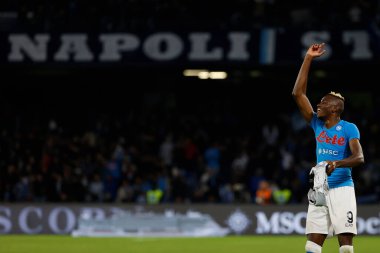 Napoli 'den Victor Osimhen, İtalya' nın Napoli şehrindeki Diego Armando Maradona Stadyumu 'nda oynanan SSC Napoli-Udinese Calcio maçında 12 Kasım 2022' de maç sonunda kutluyor.