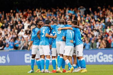 Napoli 'den Piotr Zielinski, İtalya' nın Napoli şehrindeki Diego Armando Maradona Stadyumu 'nda oynanan SSC Napoli - Udinese Calcio maçında ikinci gollerini attıktan sonra 12 Kasım 2022' de kutluyor.