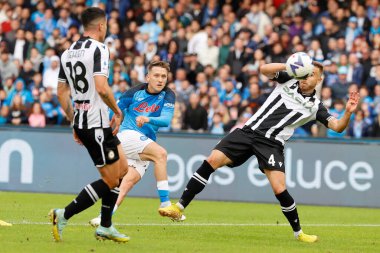 Napoli 'den Piotr Zielinski, İtalya' nın Napoli şehrindeki Diego Armando Maradona Stadyumu 'nda oynanan SSC Napoli - Udinese Calcio maçında ikinci golünü atıyor.