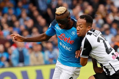 Napoli 'den Victor Osimhen Udinese' den Enzo Ebosse İtalya futbol takımı Serie A maçında SSC Napoli, Udinese Calcio 'ya karşı Napoli, İtalya' daki Diego Armando Maradona Stadyumu 'nda 12 Kasım 2022