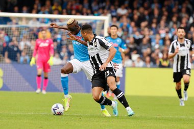 Napoli 'den Victor Osimhen Udinese' den Enzo Ebosse İtalya futbol takımı Serie A maçında SSC Napoli, Udinese Calcio 'ya karşı Napoli, İtalya' daki Diego Armando Maradona Stadyumu 'nda 12 Kasım 2022