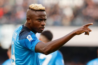 Napoli 'den Victor Osimhen, İtalya' nın Napoli şehrindeki Diego Armando Maradona Stadyumu 'nda oynanan SSC Napoli - Udinese Calcio maçında ilk gollerini attıktan sonra 12 Kasım 2022' de kutluyor.