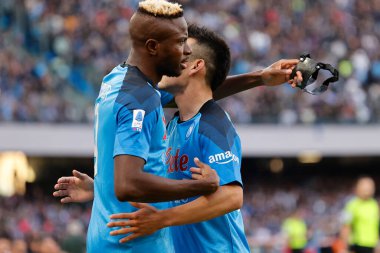 Napoli 'den Victor Osimhen, İtalya' nın Napoli şehrindeki Diego Armando Maradona Stadyumu 'nda oynanan SSC Napoli - Udinese Calcio maçında ilk gollerini attıktan sonra 12 Kasım 2022' de kutluyor.
