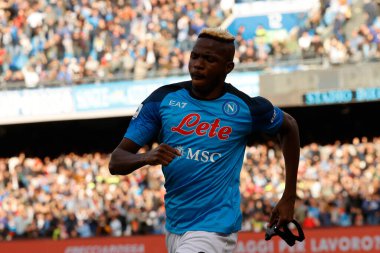 Napoli 'den Victor Osimhen, İtalya' nın Napoli şehrindeki Diego Armando Maradona Stadyumu 'nda oynanan SSC Napoli - Udinese Calcio maçında ilk gollerini attıktan sonra 12 Kasım 2022' de kutluyor.