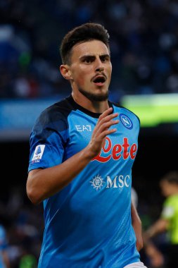 Napoli 'den Eljif Elmas, İtalya' nın Napoli şehrindeki Diego Armando Maradona Stadyumu 'nda oynanan SSC Napoli - Udinese Calcio maçında üçüncü gollerini attıktan sonra 12 Kasım 2022' de kutluyor.