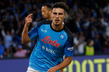 Napoli 'den Eljif Elmas, İtalya' nın Napoli şehrindeki Diego Armando Maradona Stadyumu 'nda oynanan SSC Napoli - Udinese Calcio maçında üçüncü gollerini attıktan sonra 12 Kasım 2022' de kutluyor.