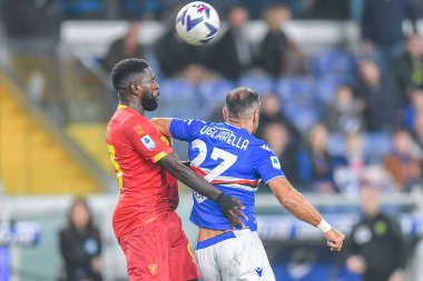 Samuel Umtiti (Lecce) - İtalya futbol takımı Serie A maçında Fabio Quagliarella (Sampdoria) UC Sampdoria ile ABD Lecce karşılaşması, Genova, İtalya 'da Luigi Ferraris Stadyumu, 12 Kasım 2022 - Fotoğraf: Danilo Vig