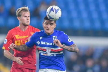 Federico Baschirotto (Lecce) - Bruno Amione (Sampdoria) İtalya 'nın Serie A maçında UC Sampdoria ABD Lecce' ye karşı Genova, İtalya 'daki Luigi Ferraris Stadyumu' nda 12 Kasım 2022