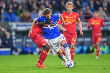 Samuel Umtiti (Lecce) - İtalya futbol takımı Serie A maçında Manolo Gabbiadini (Sampdoria) UC Sampdoria ile ABD Lecce maçında Genova, İtalya 'daki Luigi Ferraris Stadyumu' nda, 12 Kasım 2022