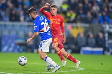 Gerard Yepes Laut (Sampdoria) - İtalya futbolu sırasındaki Joan Gonzalez Canellas (Lecce) - 12 Kasım 2022 'de İtalya' nın Cenova kentinde oynanan Luigi Ferraris Stadyumu 'nda UC Sampdoria ile UC Sampdoria karşılaşması