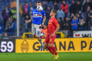 Alex Ferrari (Sampdoria) - Lorenzo Colombo (Lecce) İtalya futbol takımı Serie A maçında UC Sampdoria ile ABD Lecce arasında Cenova, İtalya 'daki Luigi Ferraris stadyumunda oynanan karşılaşma, 12 Kasım 2022 - Fotoğraf: Danilo Vig