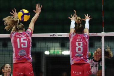 İtalyan Serisi A1 Kadınlar Voleybol karşılaşmasında JOVANA STEVANOVIC (Vero Volley Milano - Megabox Ond) canavar bloğu. Savio Vallefoglia Monza Arena di Monza 'da (MB), İtalya, 12 Kasım 2022 - Fotoğraf: Valerio Orig