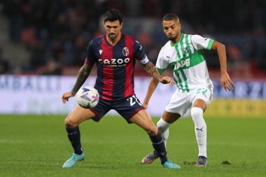 Roberto Soriano (Bologna FC) ve Jeremy Toljan (ABD Sassuolo) İtalya 'nın başkenti Bologna' daki Renato Dall 'Ara Stadyumu' nda Bologna FC 'ye karşı oynadıkları İtalya futbol karşılaşmasında, 12 Kasım 2022 - Fotoğraf: Luca Amedeo Bizzarr