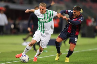 Davide Frattesi (US Sassuolo) ve Nicolas Dominguez (Bologna FC) İtalya 'nın başkenti Bologna' daki Renato Dall 'Ara Stadyumu' nda Bologna FC maçında, 12 Kasım 2022 - Fotoğraf: Luca Amedeo Bizzarr