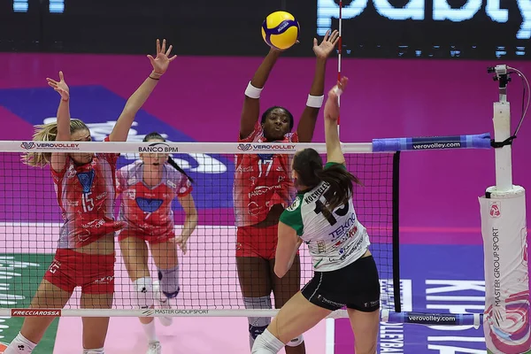 İtalyan Serie A1 Kadınlar Voleybol karşılaşmasında TATYANA KOSHELEVA (Megabox Vallefoglia) saldırısı Vero Volley Milano - Megabox Ond. Savio Vallefoglia Monza Arena di Monza 'da (MB), İtalya, 12 Kasım 2022 - Fotoğraf: Valerio Orig