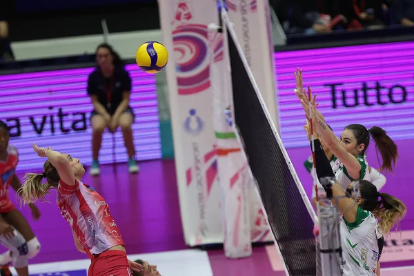 Atak Jovana Stevanovic Vero Volley Milano Podczas Siatkówki Włoski Serie — Zdjęcie stockowe