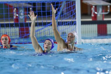 İtalya 'nın başkenti Roma' daki Piscina Babel 'de oynanan Waterpolo İtalyan Serie A1 Women maçında Rebecca Bianchi (Como Nuoto Recoaro) ve Agnese Cocchiere (SIS Roma), 12 Kasım 2022 - Fotoğraf: Luigi Marian