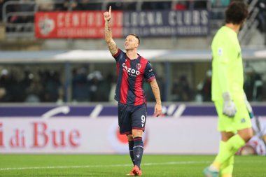 Marko Arnautoviç (Bologna FC), İtalya 'nın Bologna kentindeki Renato Dall' Ara stadyumunda oynanan İtalya futbolu Serie A karşılaşmasını kutluyor.