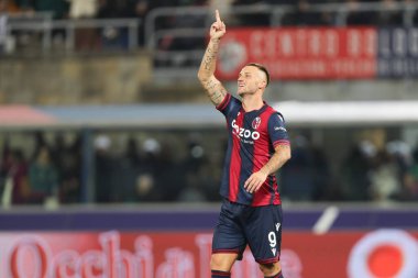 Marko Arnautoviç (Bologna FC), İtalya 'nın Bologna kentindeki Renato Dall' Ara stadyumunda oynanan İtalya futbolu Serie A karşılaşmasını kutluyor.