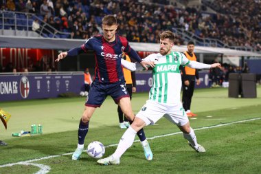 Giorgos Kiryakopoulos (US Sassuolo) ve Stefan Posch (Bologna FC) İtalya 'nın Bologna kentindeki Renato Dall' Ara stadyumunda Bologna FC maçında, 12 Kasım 2022 - Fotoğraf: Luca Amedeo Bizzarr
