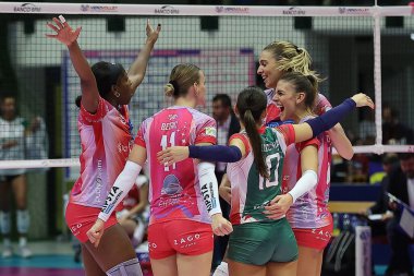 İtalyan Serie A1 Kadınlar, Vero Volley Milano - Megabox Ond maçında voleybol maçında gol attıktan sonra Vero Volley oyuncularının sevinmesi. Savio Vallefoglia Monza Arena di Monza 'da (MB), İtalya, 12 Kasım 2022 - Fotoğraf: Valerio Orig