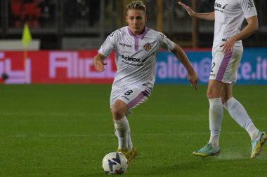 Ascacibar Charles Cremonese İtalya 'nın Empoli şehrindeki Carlo Castellani Stadyumu' nda oynanan İtalyan futbolu Serie A maçında topu taşıyor.