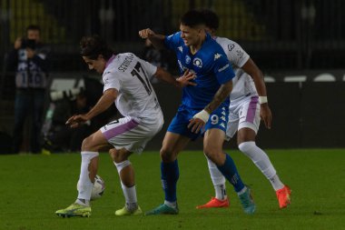 Sernicola Leonardo, İtalya 'nın Empoli şehrindeki Carlo Castellani Stadyumu' nda oynanan Sernicola Martin Empoli ile oynanan İtalyan futbolu Serie A maçı sırasında durduruldu.
