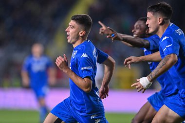 Nicolo Cambiaghi (Empoli FC) İtalya 'nın başkenti Empoli' deki Carlo Castellani Stadyumu 'nda oynanan İtalyan futbolu Serie A maçında attığı golü kutluyor: Lisa Guglielm