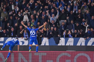 Fabiano Parisi (Empoli FC), İtalya 'nın Empoli kentinde 11 Kasım 2022' de oynanan Carlo Castellani Stadyumu 'nda oynanan İtalyan Serie A maçında attığı golü kutluyor.