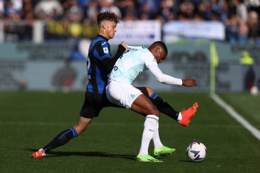 FC Internazionale takımından Denzel Dumfries, İtalya 'nın Bergamo kentindeki Gewiss Stadyumu' nda oynanan Atalanta BC - Atalanta BC - FC Internazionale maçında Atalanta BC takımından Giorgio Scalvini 'ye meydan okuyor.