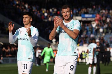 FC Internazionale takımından Edin Dzeko, İtalya 'nın Bergamo kentindeki Gewiss Stadyumu' nda oynanan Atalanta BC - FC Internazionale maçında taraftarlarını karşıladı.