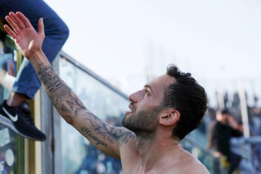 FC Internazionale takımından Hakan Calhanoğlu, İtalya 'nın Bergamo kentindeki Gewiss Stadyumu' nda oynanan Atalanta BC - FC Internazionale maçında formasını bir taraftarına verdi.